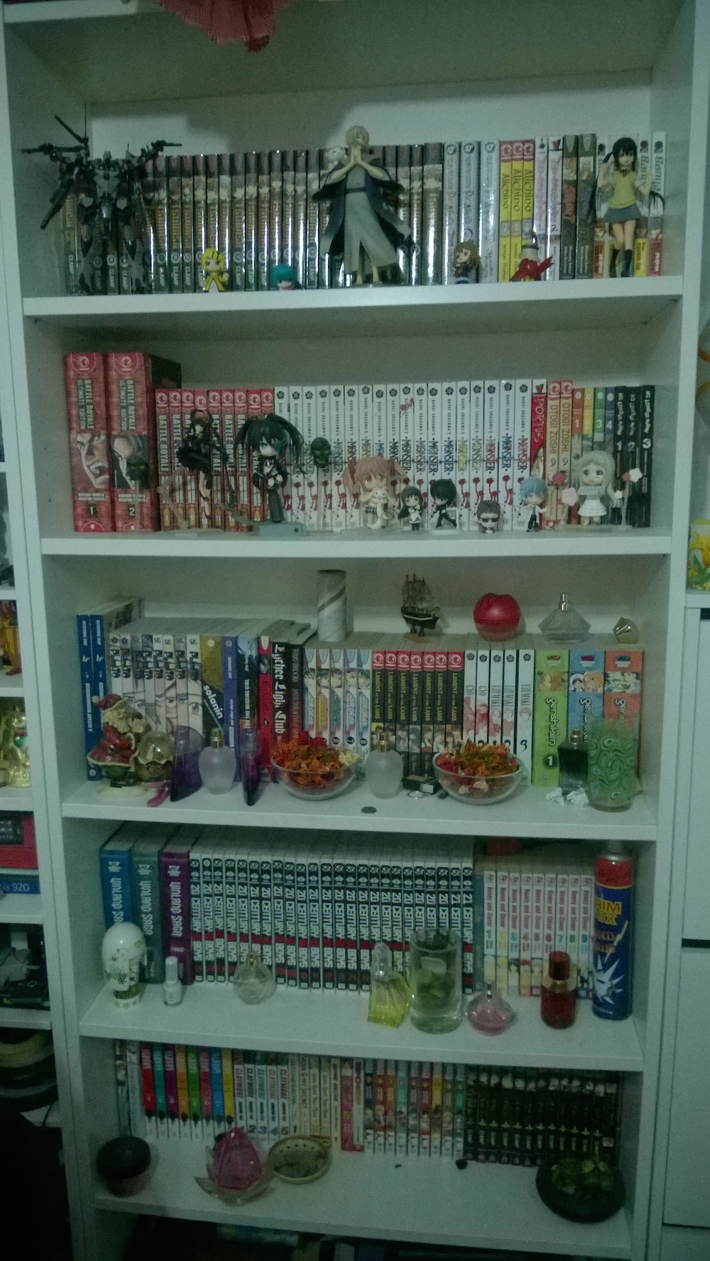 o poză cu un dulap de bibliotecă plin cu volume manga